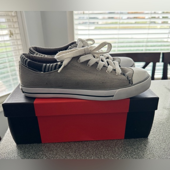 G by Guess Canvas Shoes Size 8.5 - Picture 3 of 4